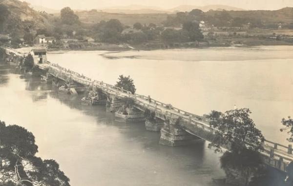 他是廈門市第一任市長,曾主管三個經濟特區的創辦工作,官至正部 他是廈門市第一任市長,曾主管三個經濟特區的創辦工作,官至正部