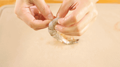 趣味食譜：饅頭片畫上向日葵和小雞，搭配荷蘭豆炒蝦仁和黑米粥