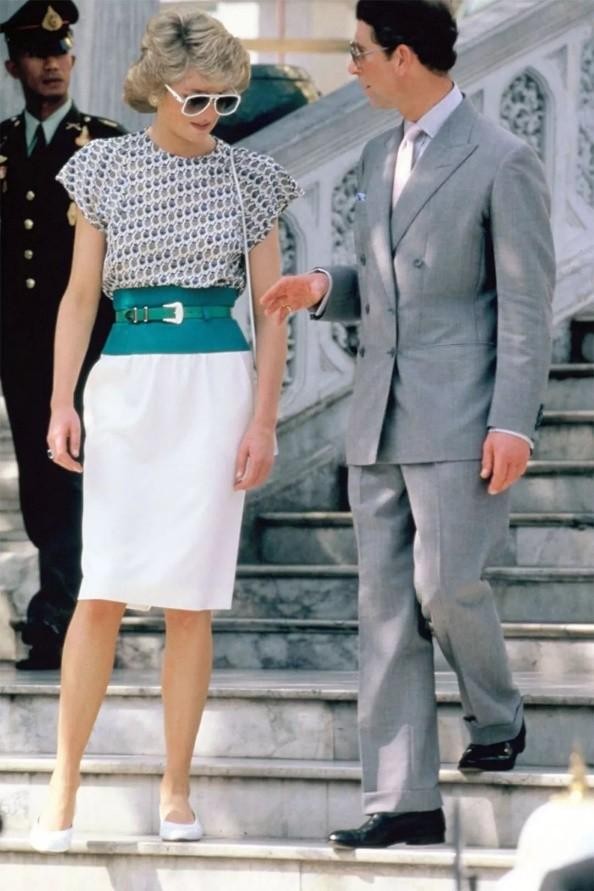 戴安娜行屈膝禮優雅得像仙女,卻在泰國行錯了禮,梅根行禮像侍女 戴安娜行屈膝禮優雅得像仙女,卻在泰國行錯了禮,梅根行禮像侍女