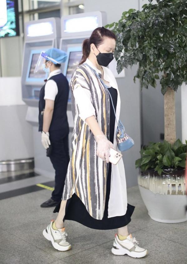 蔡明真沒把自己當老年人，快60了還穿著不咋保守的裙子，真厲害