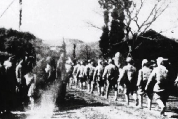 1949年，一架運鈔機墜毀湘西，村民以為天降橫財，結果是飛來橫禍