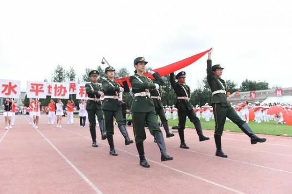 清華大學國旗護衛隊，穿軍裝的最高學府學子，身託兩種光榮與夢想