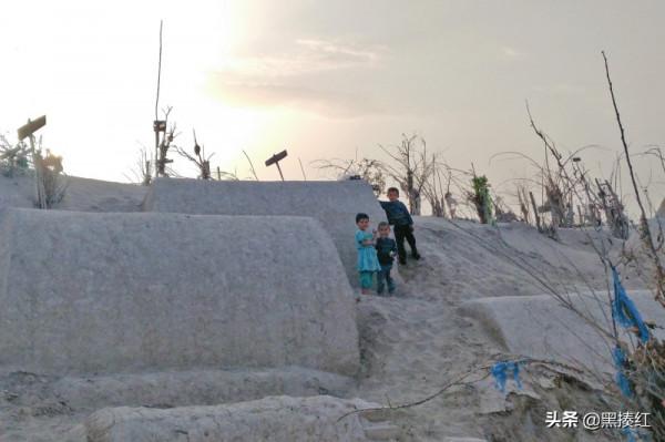 新疆自駕遊｜嶽普湖：沙漠邊的小城，墓群是孩子們的“遊樂場”