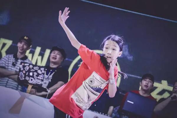 “天才街舞少女”席佳琪：靠撿廢品賣錢學跳舞，12歲獲中國區冠軍