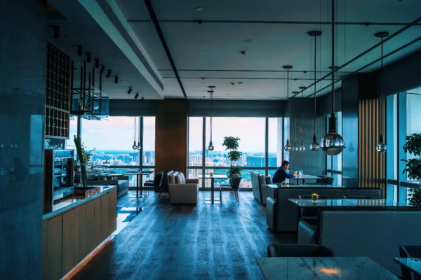 住進愛馬仕橙的房間，躺在高空看海景