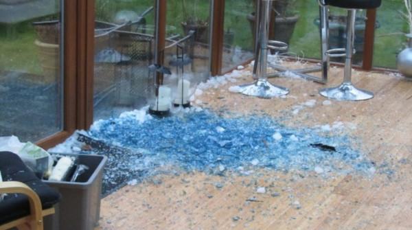 英國男子在花園散步,被飛機天降一潑屎澆一頭?這種倒黴事還不少 英國男子在花園散步,被飛機天降一潑屎澆一頭?這種倒黴事還不少