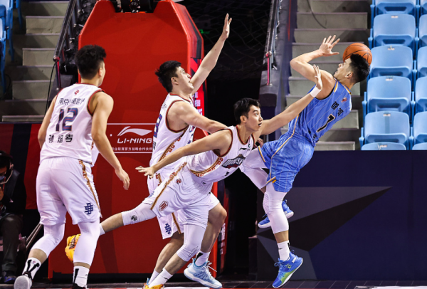 CBA爭議，北京王牌肩撞廢人惡犯！裁判違體都不給，蘇群高呼不解