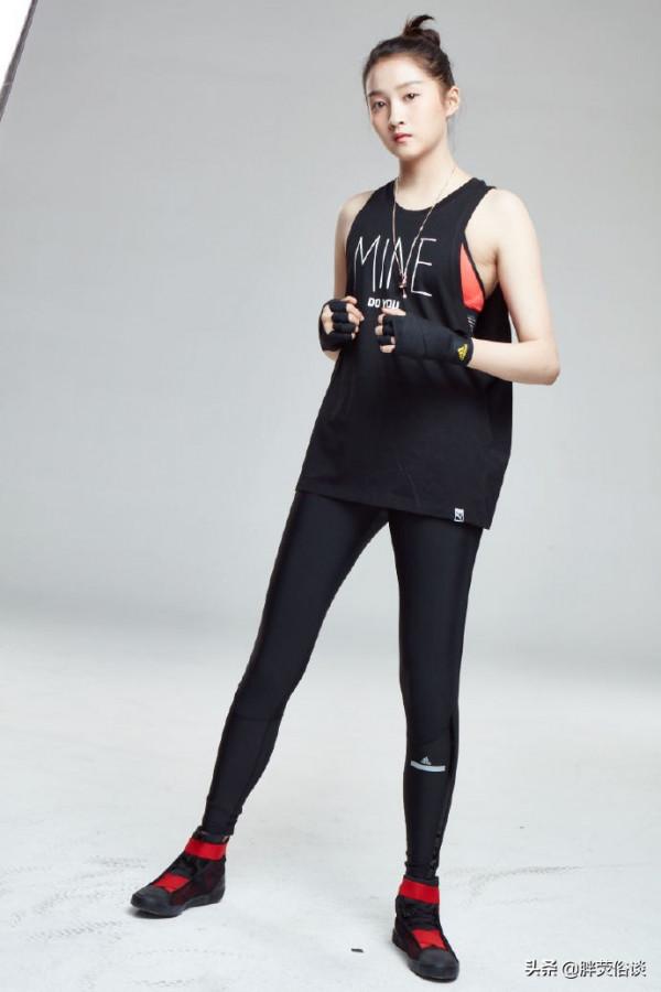 關曉彤一身運動裝化身功夫少女，英姿颯爽