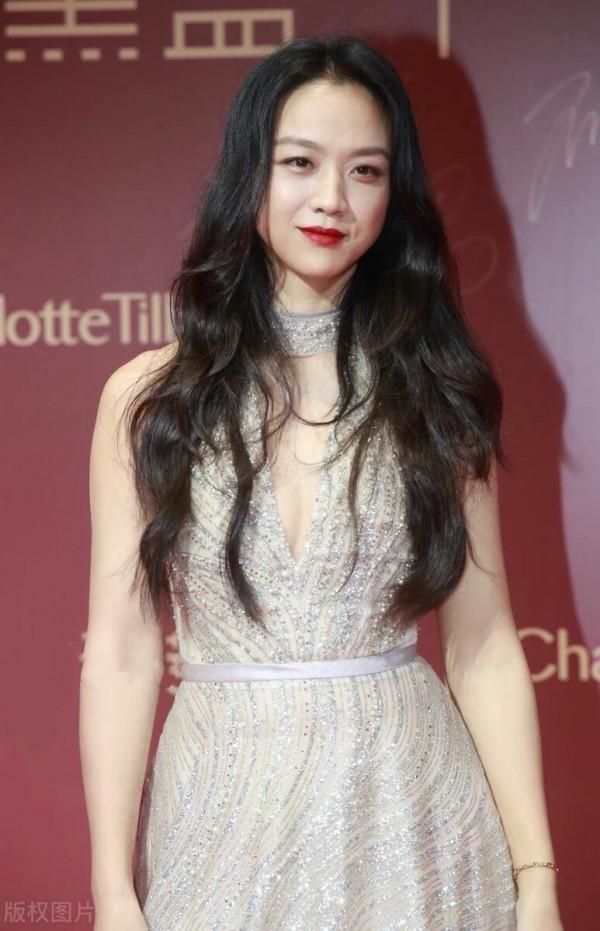 湯唯的面板好白好嫩!一襲銀色亮片裙出席活動,笑顏如花美呆了 湯唯的面板好白好嫩!一襲銀色亮片裙出席活動,笑顏如花美呆了