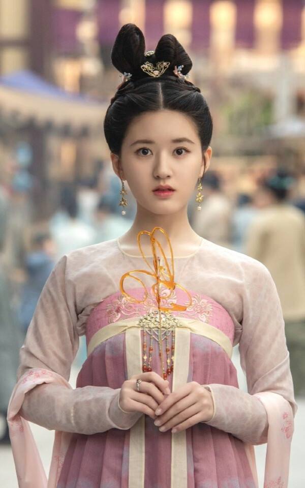 當紅藝人被迫奶新人？這7位演員明明是配角，加戲加得猶如主角