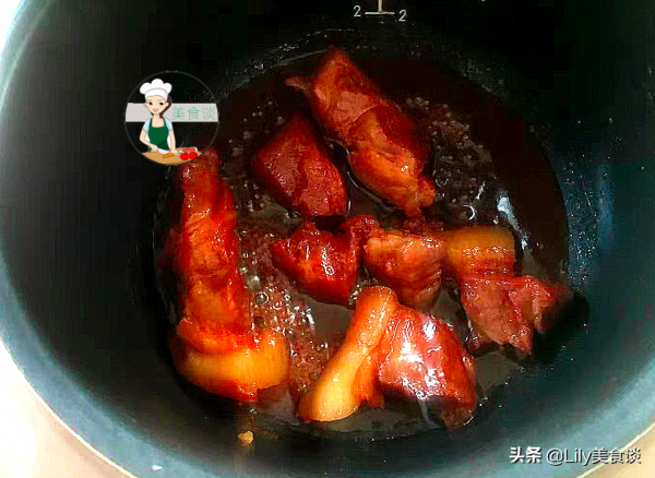 把豬肉放進電飯鍋裡，不加一滴水，越燜越香，吃一次念念不忘