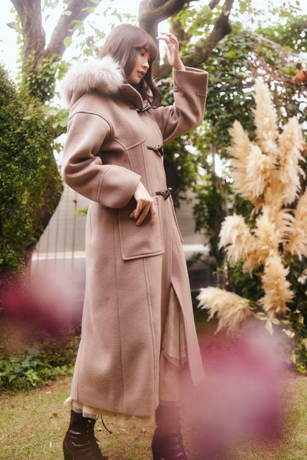 人造毛皮連帽粗呢大衣，絨毛連帽在臉部周圍營造出華麗的外觀