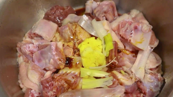 廣東傳統燜鵝的家常做法，醬香濃郁軟嫩入味，簡單易學還好吃