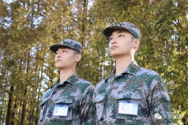 這對雙胞胎兄弟,大學畢業後同時參軍 這對雙胞胎兄弟,大學畢業後同時參軍