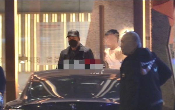 66歲的張國立吃夜宵排場大,步履緩慢顯老態,身體狀況引人擔憂 66歲的張國立吃夜宵排場大,步履緩慢顯老態,身體狀況引人擔憂