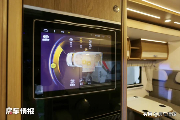 金冠新款房車，客廳能坐10人沙發比家裡的還大，朋友小聚也有面子