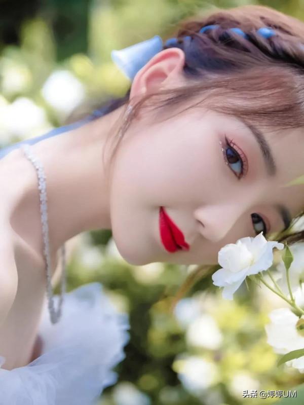 毛曉彤，膚白貌美、笑容甜美、可甜可酷，好看的女孩子誰不愛呢