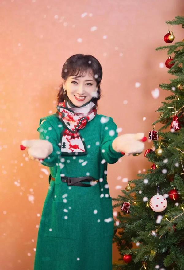 老了穿紅色和綠色真的好看，看64歲趙雅芝就知道了