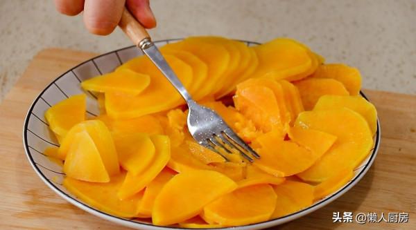 天氣越冷，紅薯越來越甜，遇到酥皮紅薯餅別手軟，3張手抓餅搞定