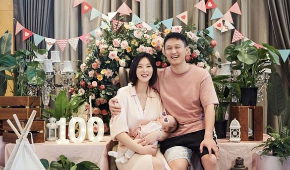 惠若琪曬一家三口合影！老楊摟住惠若琪，小小惠：我多餘了