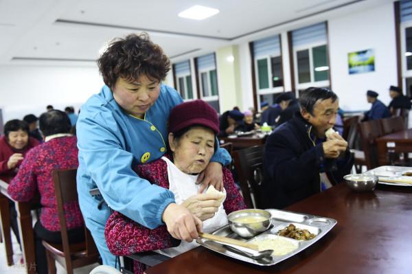 70歲大爺感嘆：住過養老院，請過保姆，才知道什麼最珍貴