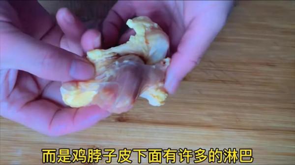 一整隻雞這樣做超級簡單，放鍋裡蒸一蒸，不加水，不放油，太香了