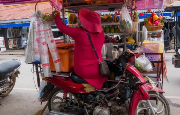 騎摩托車運鈔！柬埔寨人又開掛了