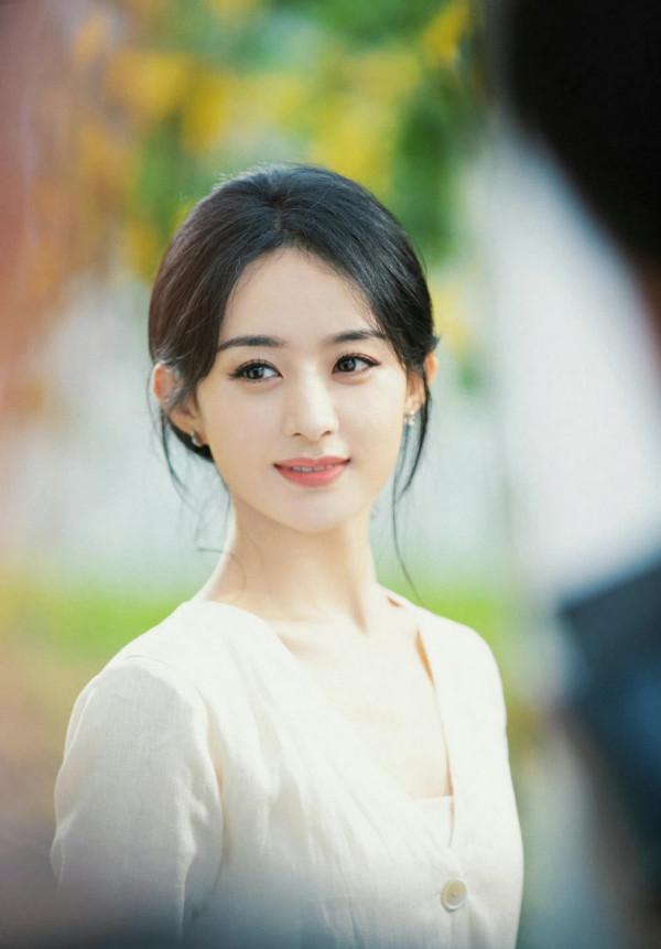 趙麗穎終於成熟了!中秋節造型“人淡如菊”,穿黃色優雅到骨子裡 趙麗穎終於成熟了!中秋節造型“人淡如菊”,穿黃色優雅到骨子裡