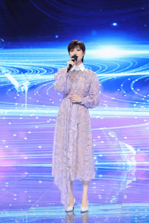 春晚女星戰袍大PK：李宇春時尚，趙麗穎最美，張小斐的大衣上熱搜