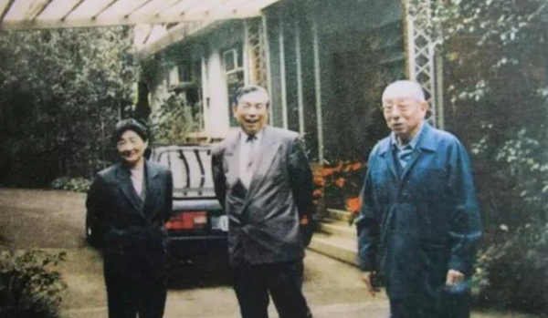 1994年張學良僅剩的兒子回國，參加學術會議請翻譯：64歲不會漢語