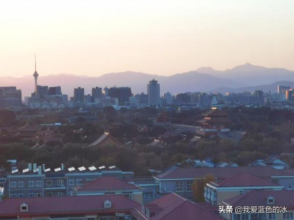 在北京入住的一家酒店的行政酒廊裡，欣賞故宮景色的晚餐