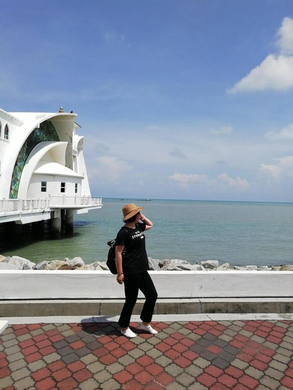 回憶是條悠長的海岸線，風平浪靜的馬六甲海峽