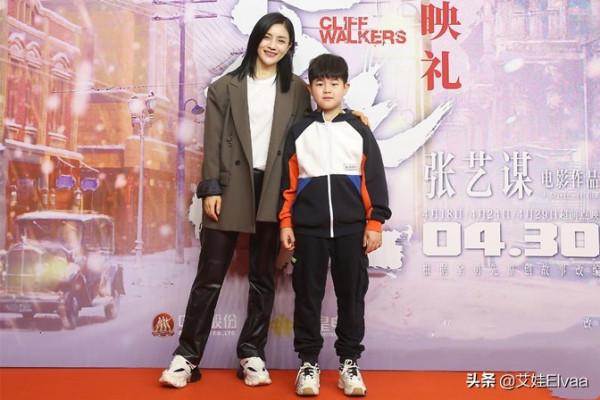 胡可罕見走機場，穿棉服緊身褲卻翻車，暴露身材缺點柯基腿太路人