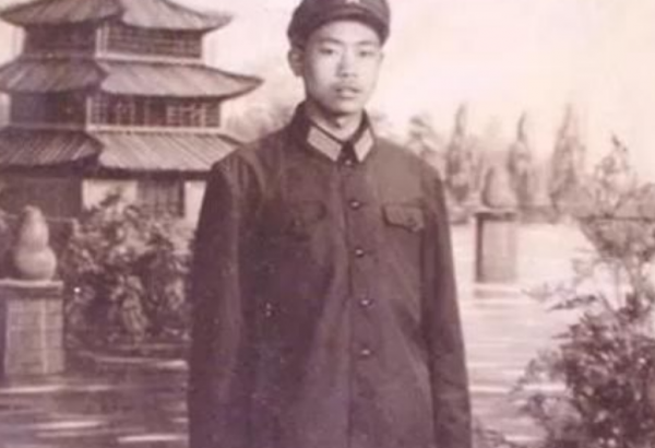 21歲戰士犧牲,母親苦等20年湊夠路費,墳前放聲痛哭:媽媽來晚了 21歲戰士犧牲,母親苦等20年湊夠路費,墳前放聲痛哭:媽媽來晚了