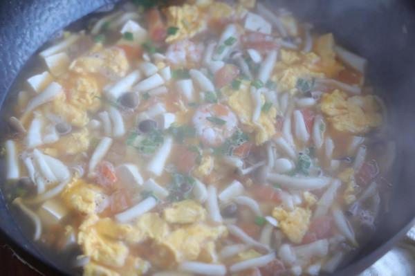 天氣涼了，來一碗超鮮美的菌菇湯，全身暖呼呼不怕冷，做法超簡單