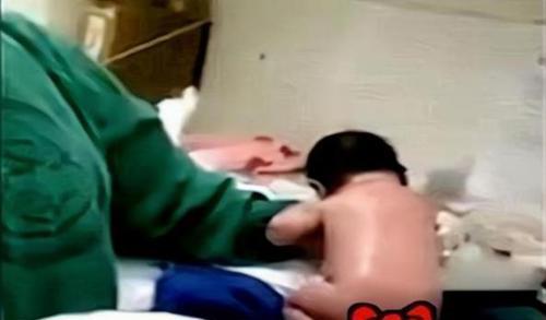 暴躁新生兒”走紅，臍帶沒剪就要跑，護士哭笑不得：差點就沒抓住