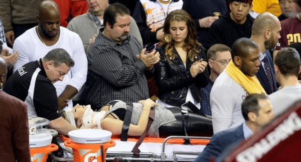 科比救球時肘擊球迷被起訴，雙方打七年官司，最後科比賠了多少？