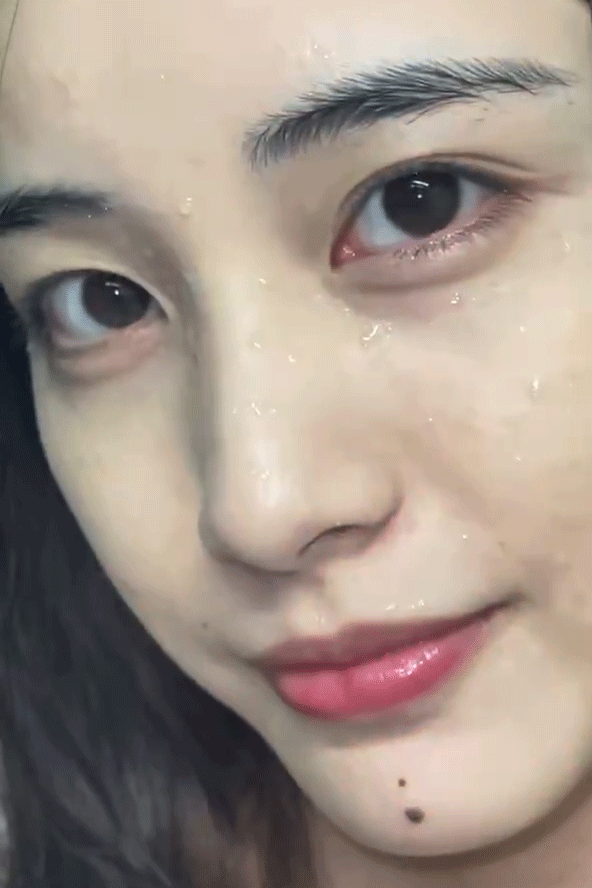 網紅“沉浸式護膚”,毀了多少中國女孩? 網紅“沉浸式護膚”,毀了多少中國女孩?