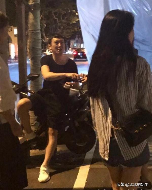 聰哥的脾氣真好，髮型被剪醜也不生氣，還和比自己帥的髮型師合影