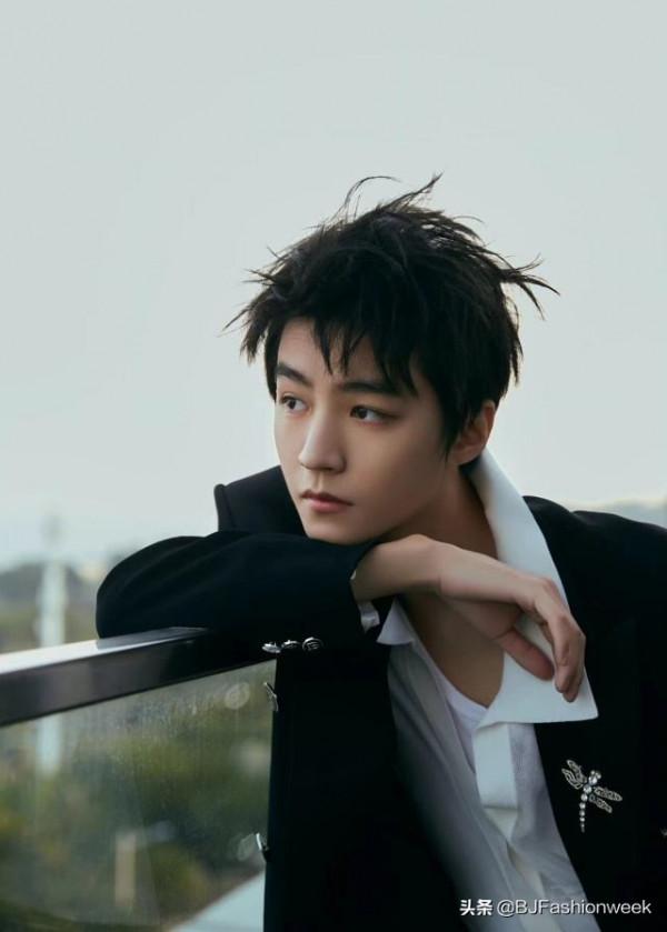 王俊凱穿搭成熟了不少,一身黑白配,痞帥痞帥的 王俊凱穿搭成熟了不少,一身黑白配,痞帥痞帥的