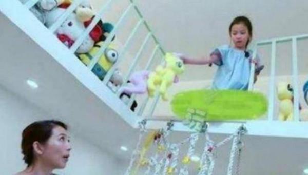 蔡少芬一家住80平公寓，熊黛林家玩具沒地放，她47歲跟母親擠破屋