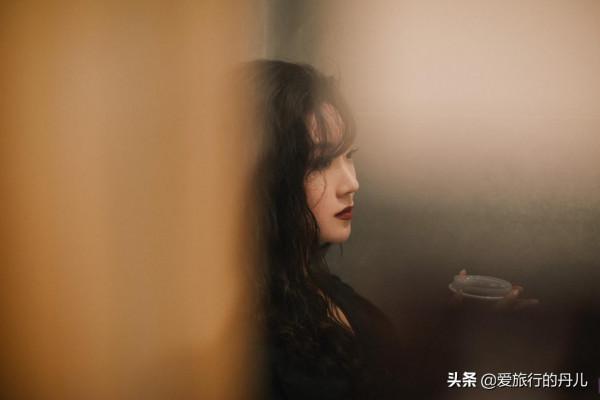 菅紉姿一襲黑色穿搭氣質滿滿，高階感十足