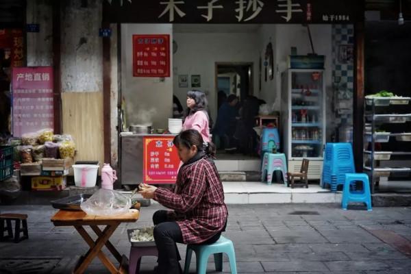 破舊市井裡，卻藏著煙火氣的院子生活