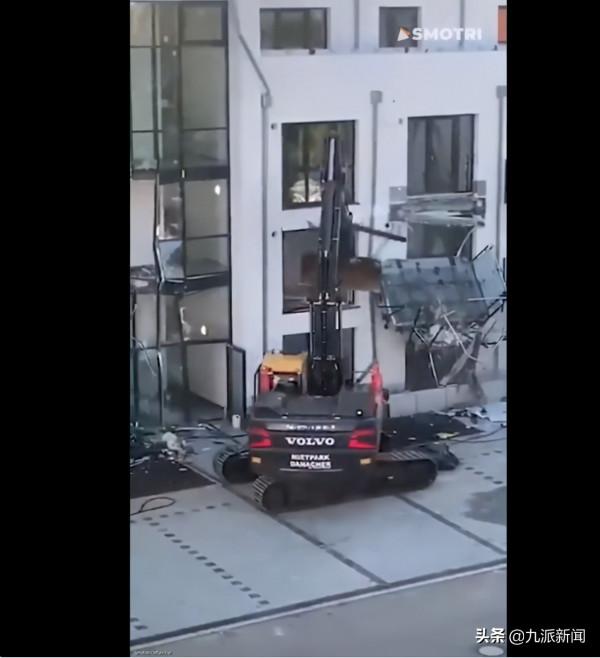 被拖欠工資 土耳其一礦工用挖掘機鏟毀公司5輛貨車 老闆是其叔叔