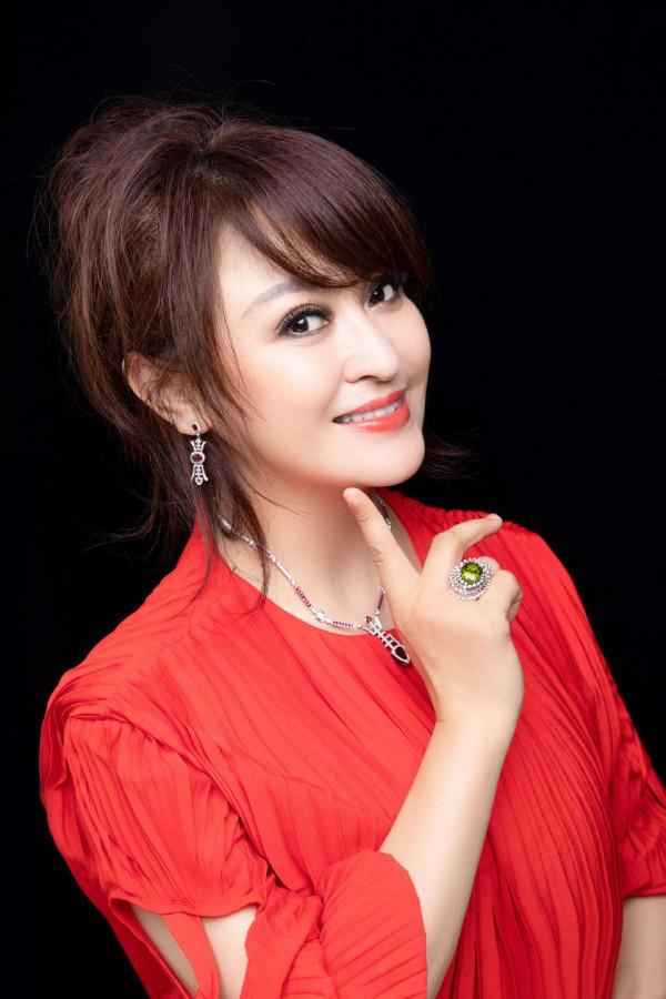 王璐瑤：主演《雪山飛狐》爆紅，嫁離異富豪後怎樣了？