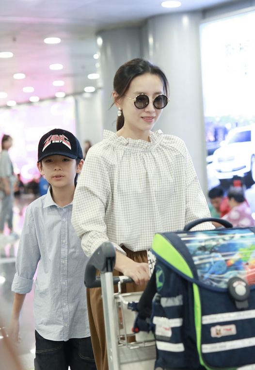 麥迪娜首曬女兒正面,腿長手長高顏值初顯,被哥哥抱在懷裡好乖巧 麥迪娜首曬女兒正面,腿長手長高顏值初顯,被哥哥抱在懷裡好乖巧