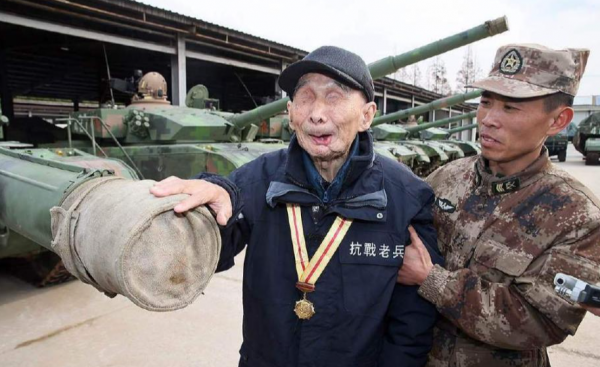 94歲失明老兵隱居71年，因日軍大印暴露身份，6輛坦克出動迎接