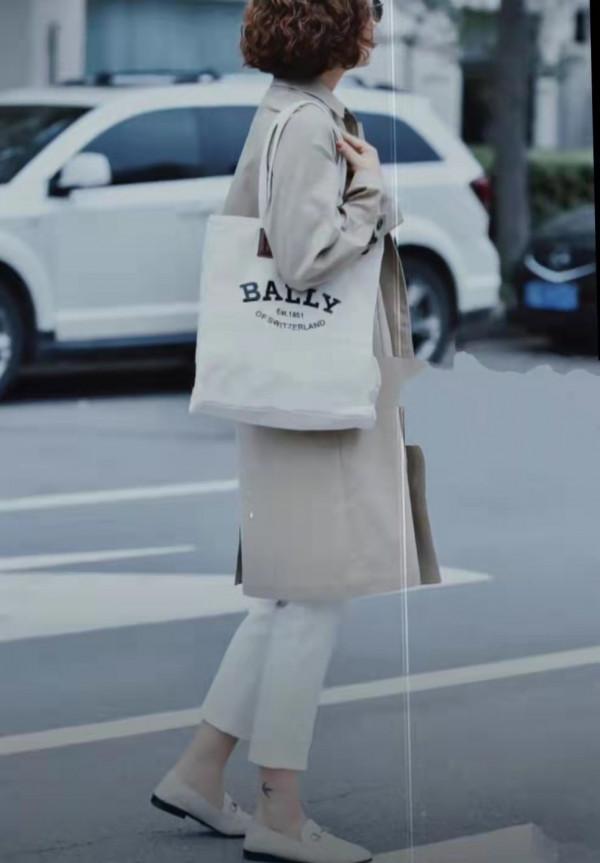 50歲女人秋季少穿“小黑褲”，學她這樣穿，優雅時尚不失女人味