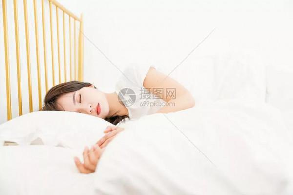 睡覺時，身體突然抽搐一下驚醒是怎麼回事？