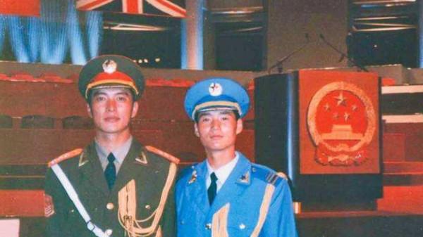 97年香港迴歸，英國搞小動作，旗手朱濤：鼻裡塞棉花，血往嘴裡吸